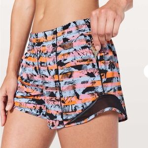 Lululemon Inversion Multi / Black Hotty Hot Shorts | Size 4 LONG